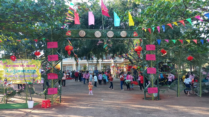 Hoi cho xuan Truong TH Ea Tir 1